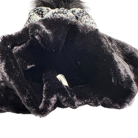 Chunky Knit Emoji Tassled Beanie Black & White Girls‎ OS Hat - Picture 3 of 9